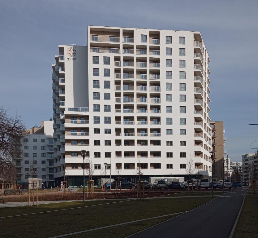 a large white building in the middle of a street at Złoty apartament Bokserska in Warsaw