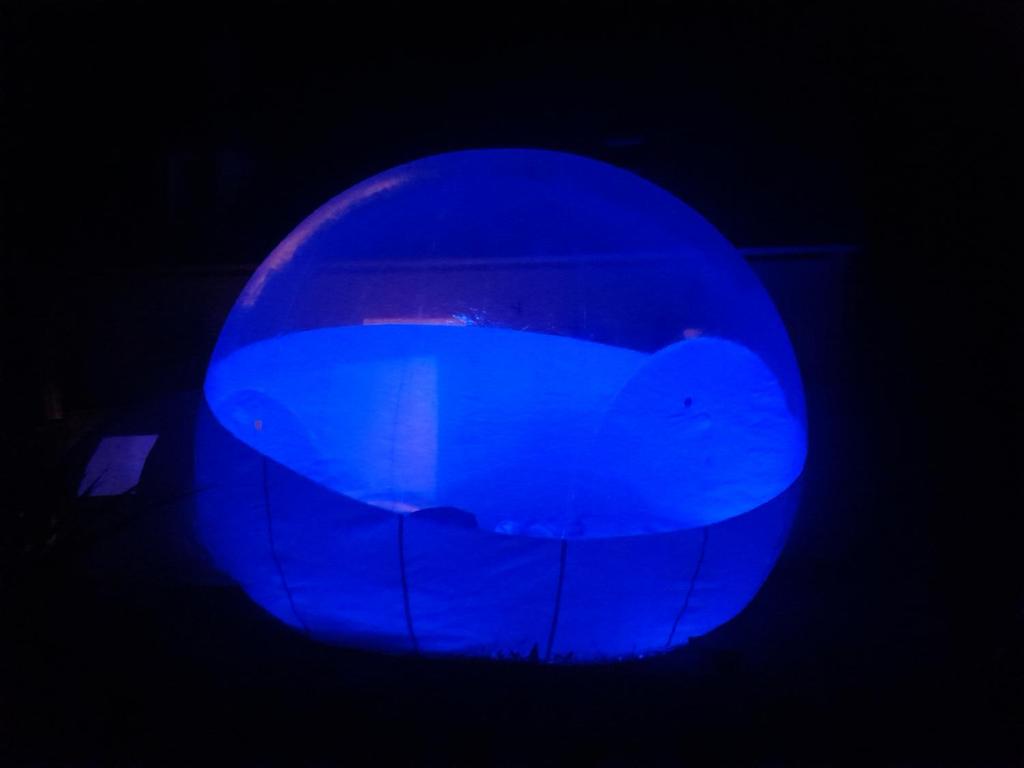 Fotografie z fotogalerie ubytování Nuit insolite dans une bulle avec jacuzzi privatif v destinaci Notre-Dame-dʼElle