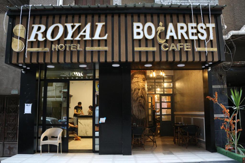 een restaurant met een bord dat readsoca café bij Royal hotel Tanta - فندق رويال طنطا in Tanta