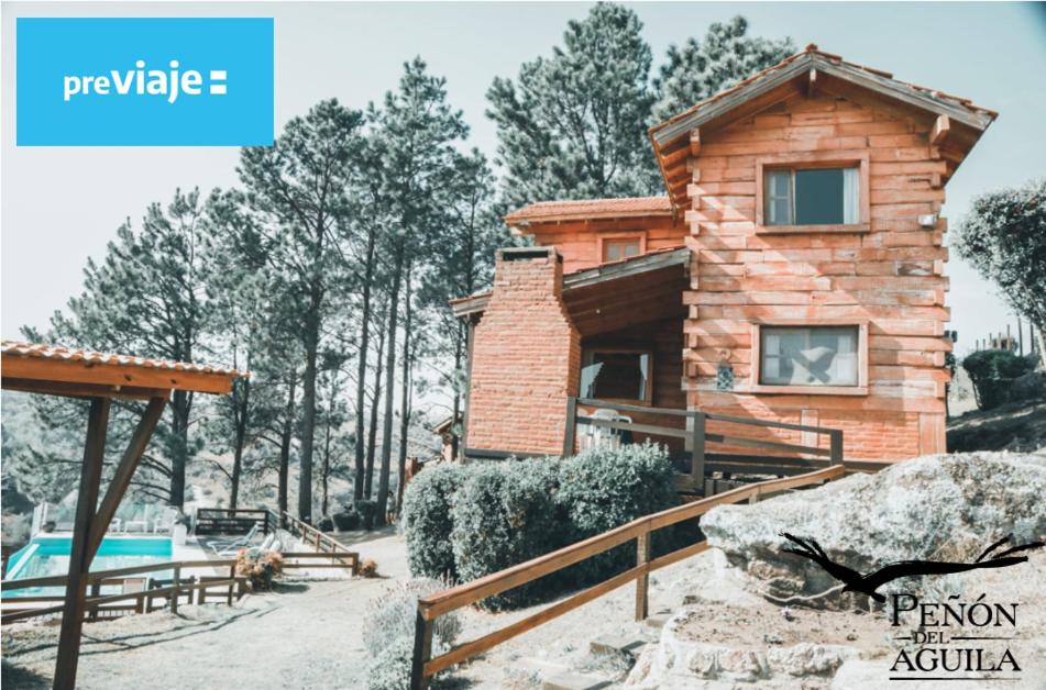 Cabaña de madera en la nieve con piscina en Cabañas del Peñon 1 - 2 dorm en La Cumbrecita