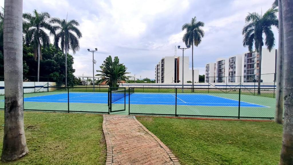 Tenis a/nebo squash v ubytování APARTAMENTO EN FLANDES nebo okolí