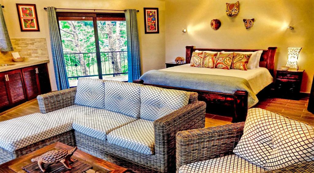 Postel nebo postele na pokoji v ubytování Boquete Garden Inn
