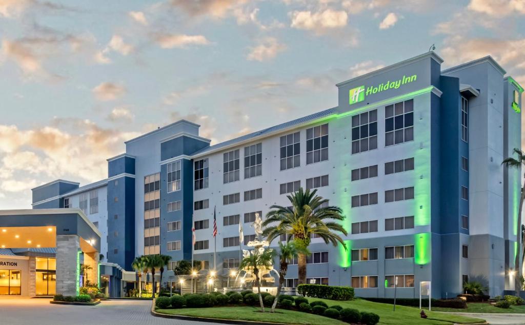 una foto di un hotel con un edificio di Holiday Inn Orlando International Drive - ICON Park a Orlando