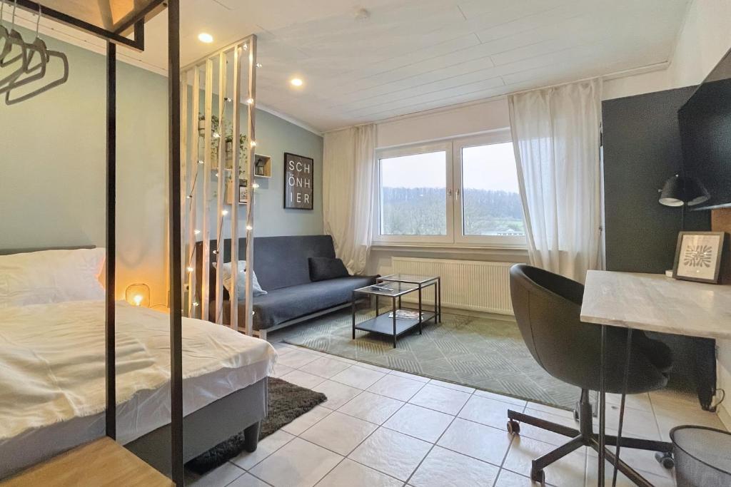 En eller flere senge i et værelse på Ruhiges Naturparadies für 4 mit Küche Schreibtisch und Boxbett