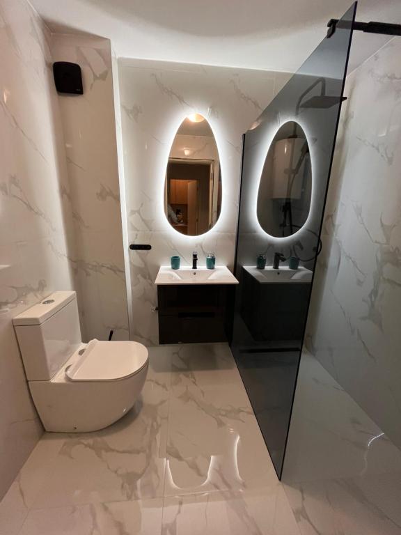 bagno con servizi igienici, 2 lavandini e specchio di Apartment Ana - City Center a Belgrado