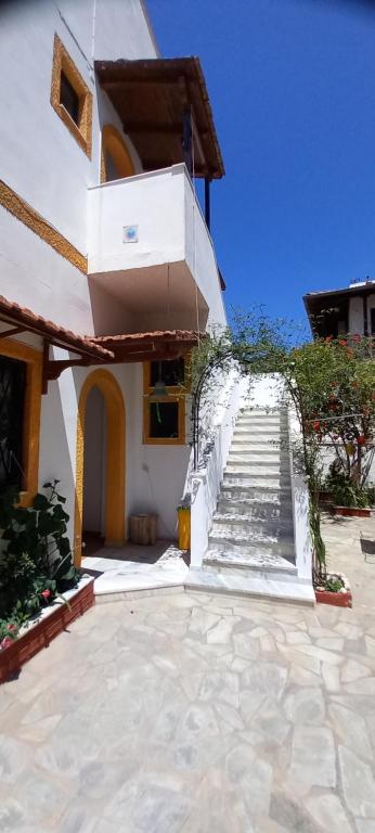 um edifício com escadas que levam a uma casa em Nikis Apartments em Agios Gordios