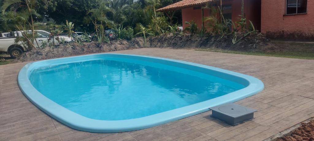 een groot blauw zwembad op een patio bij Pousada Éden Rio in Ilhéus