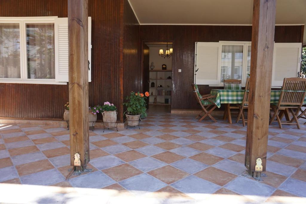 a patio with a table and chairs in a house at Seaside Cottage in Kato Daratso