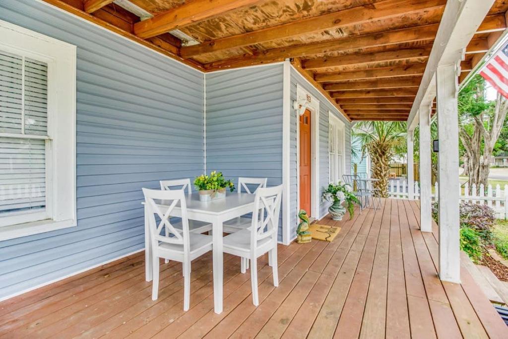 Delightful on DeSoto Mins to Downtown, Pensacola (updated prices 2024)