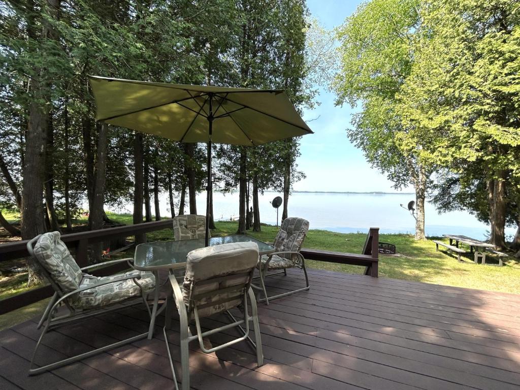 une table et des chaises sur une terrasse avec un parasol dans l'établissement The House that Jack Built, à Moran