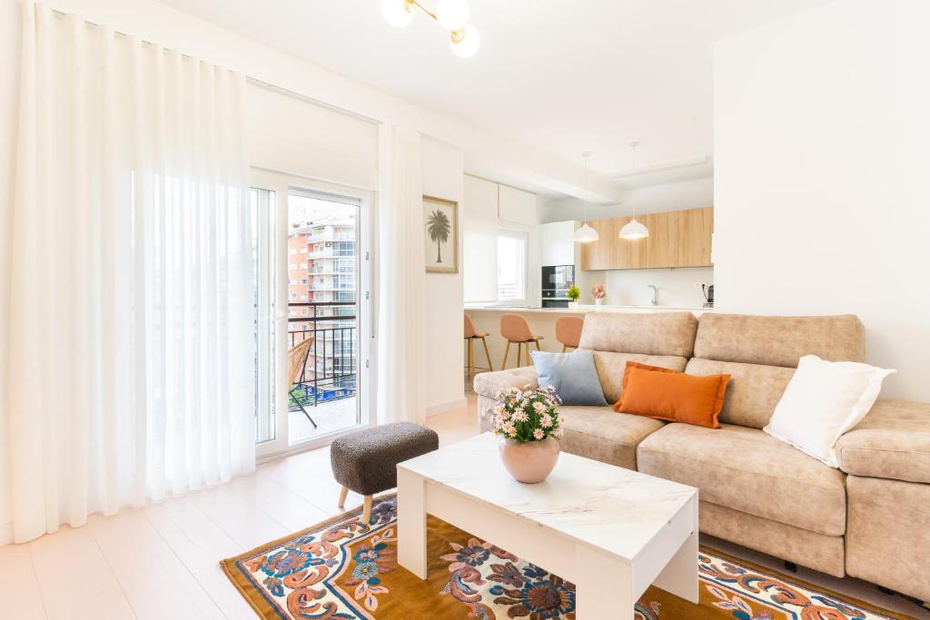 uma sala de estar com um sofá e uma mesa em Expoholidays- Apartamento Federico García Lorca em Almeria