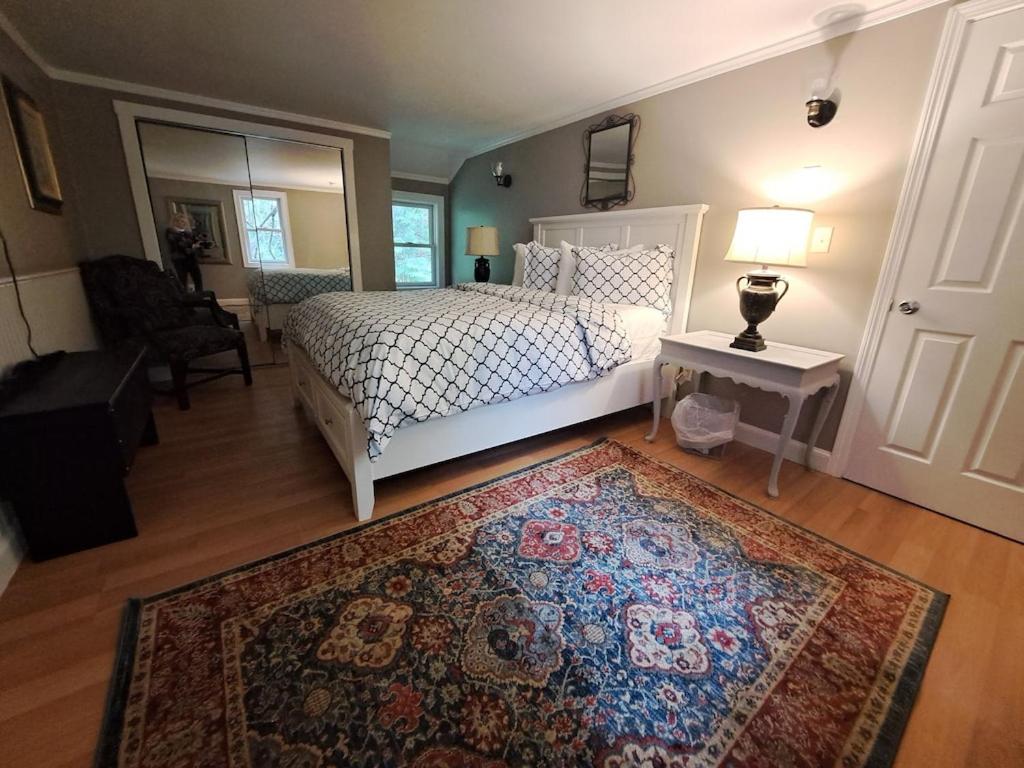 um quarto com uma cama e um tapete no chão em A privately located home/ newly renovated on National Forest a one of a kind. em Conway