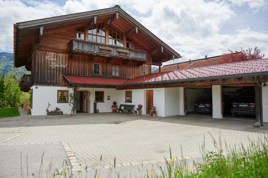 Casa de madera grande con patio grande en Haus Lofertal, en Reit im Winkl