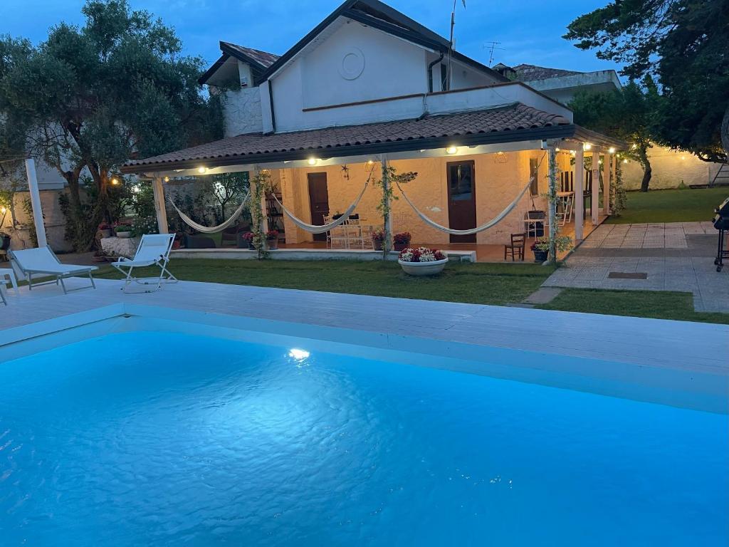 蓬泰卡尼亞諾法伊阿諾的住宿－Villa Avvocato Catapano，房屋前的大型游泳池
