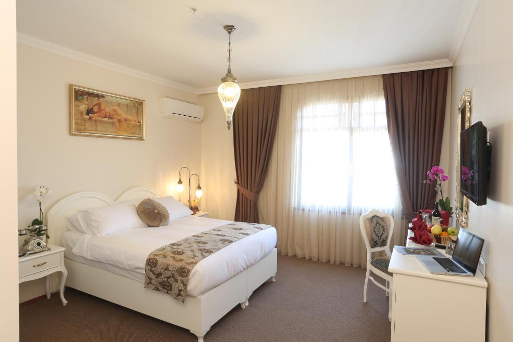 Hotel Bon Garden City - Deluxe Room