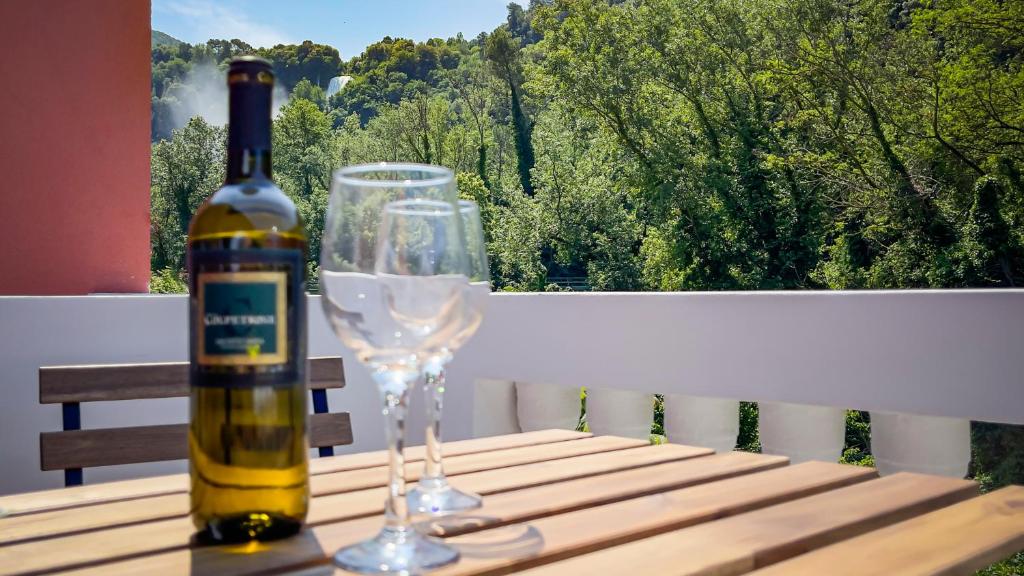 een fles wijn en een wijnglas op een tafel bij L'amoruccio 