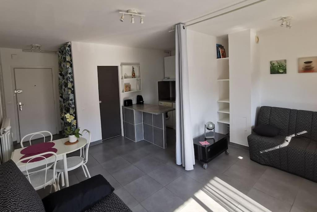 un salon avec un canapé et une table dans l'établissement Grand studio calme bien situé, à Cagnes-sur-Mer