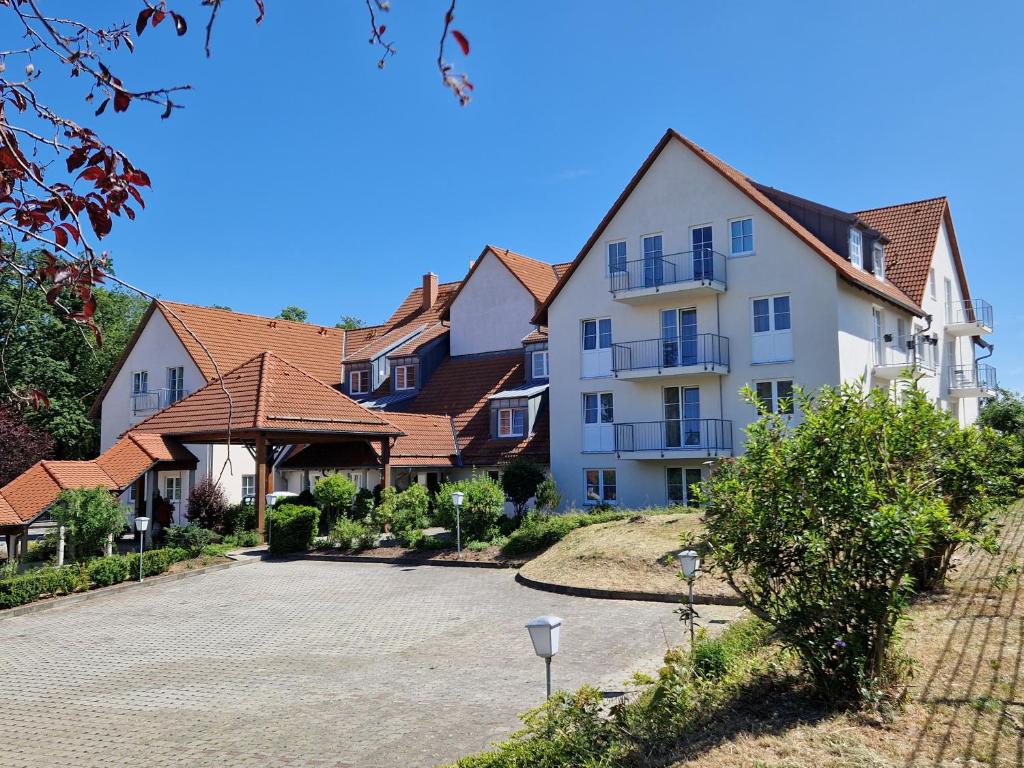 uma fila de casas com uma entrada à frente em Hotel Siebeneichen em Meissen