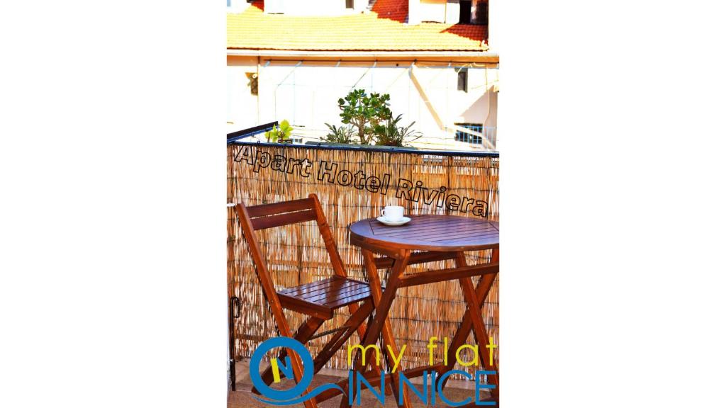 - une table et des chaises sur un balcon avec un bateau dans l'établissement ApartHotel Riviera - BALCON DES ETATS UNIS - Old Town Promenade des Anglais, à Nice