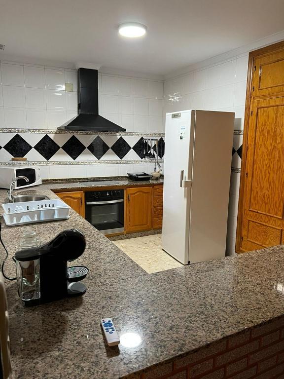 Kuchyň nebo kuchyňský kout v ubytování VILLA LA MOMITA