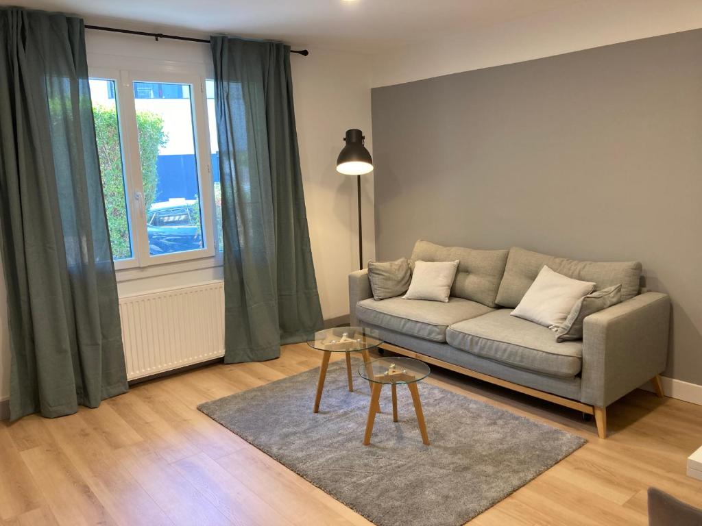 un salon avec un canapé et une fenêtre dans l'établissement T3 central et paisible à Annecy, à Annecy