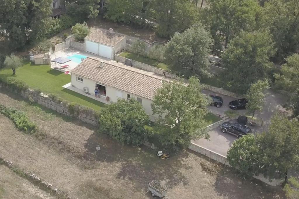 an aerial view of a white house with a yard at Belle villa avec jardin piscine et salle de sport in Montauroux