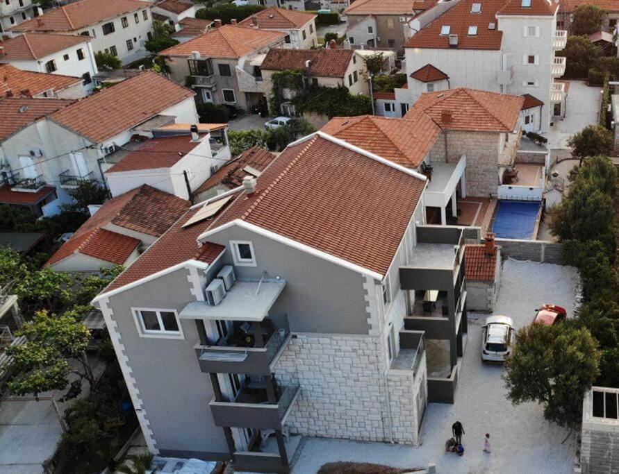 eine Luftansicht eines Hauses in einer Stadt in der Unterkunft Daphne Luxe Retreat -Sea View-King size bed- in Supetar