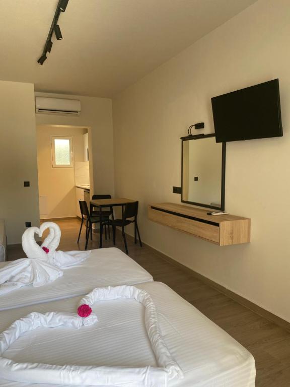 TV a/nebo společenská místnost v ubytování Barbie Hotel Apartments