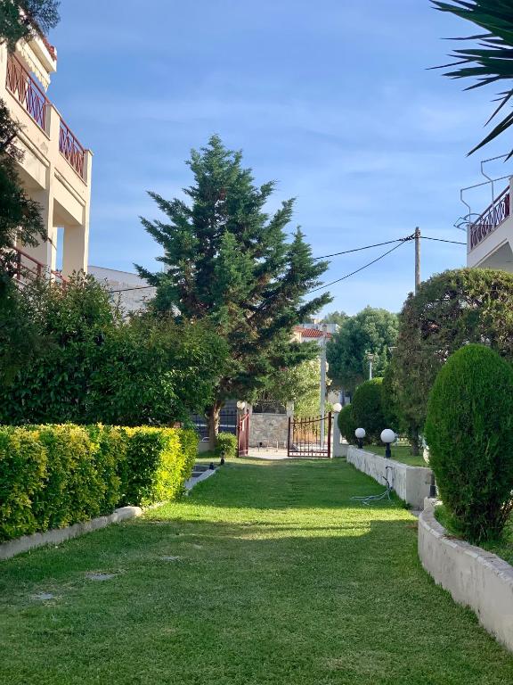 a yard with a fence and a tree at Alma Sea House in Hanioti