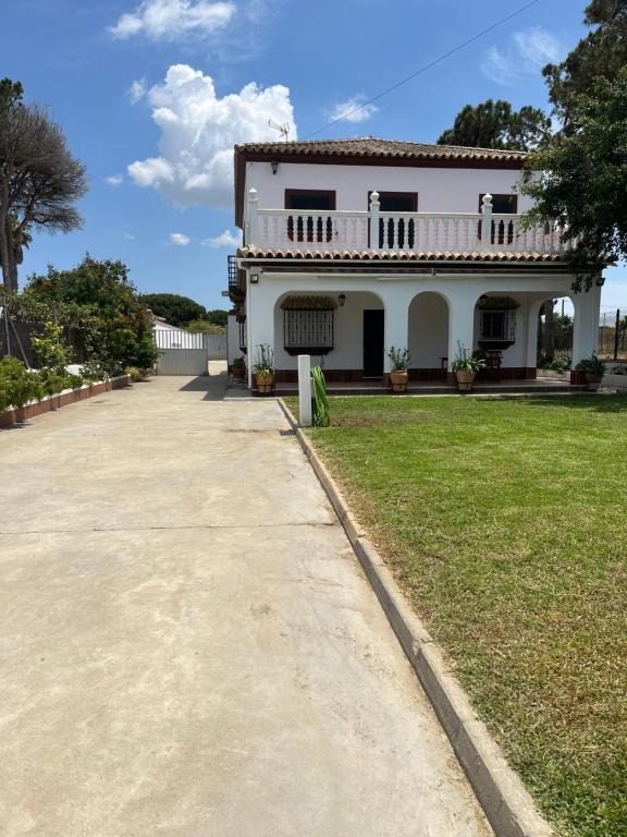 Casa blanca grande con entrada grande en VILLA LA MOMITA, en Chiclana de la Frontera