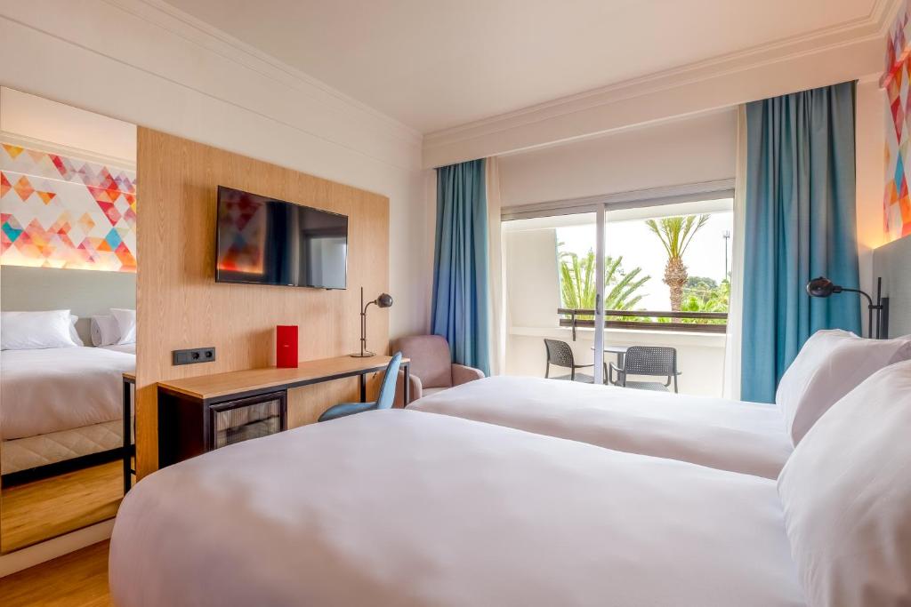 Una cama o camas en una habitación de Allegro Agadir