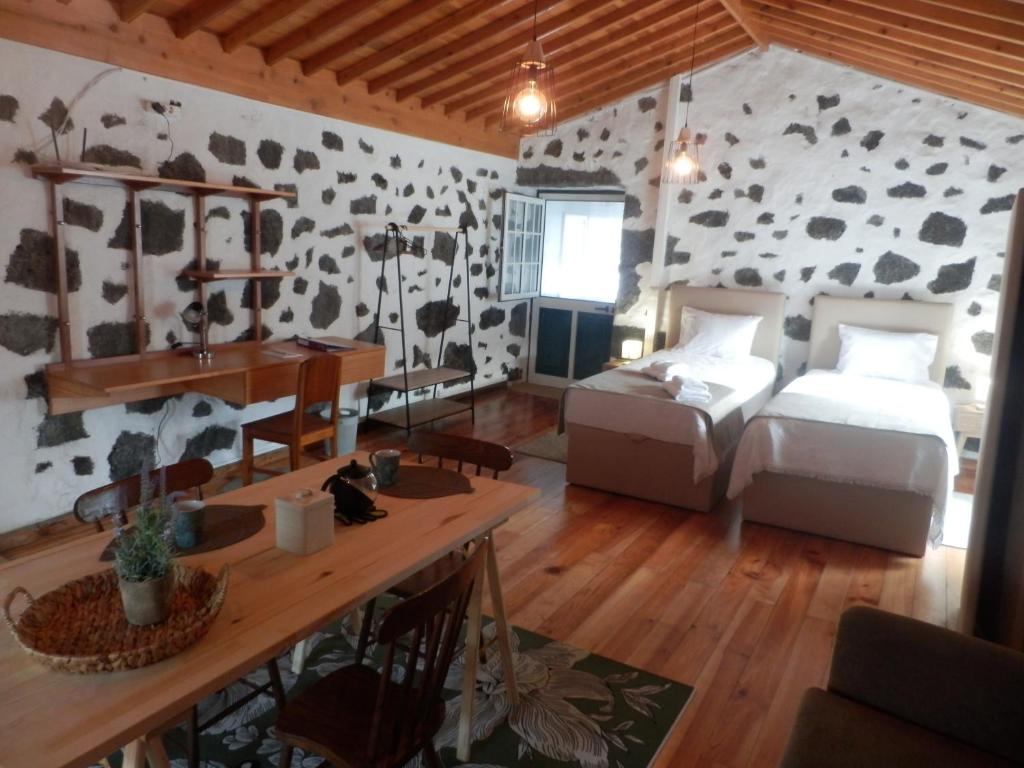 1 dormitorio con una pared con estampado de vaca en Casa da Lavadia, en Canto da Areia