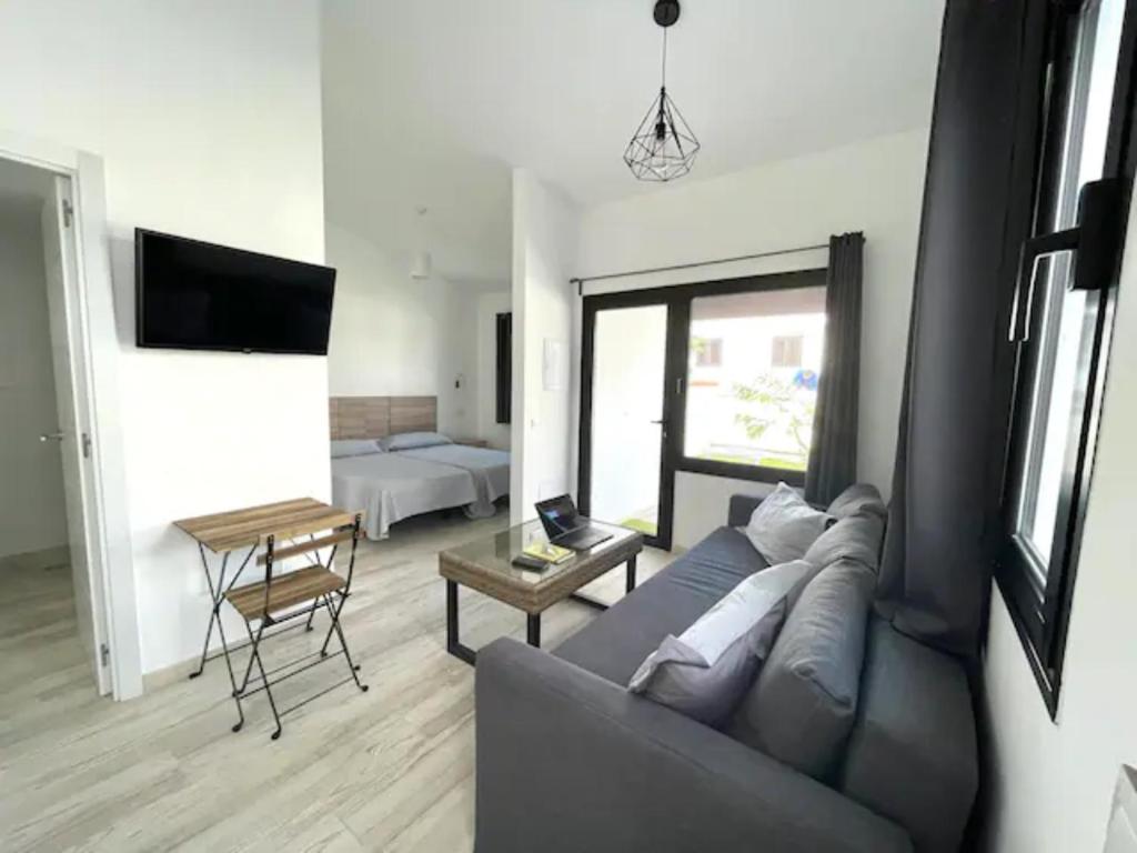 Telewizja i/lub zestaw kina domowego w obiekcie Poolside little Paradise Colorado #2