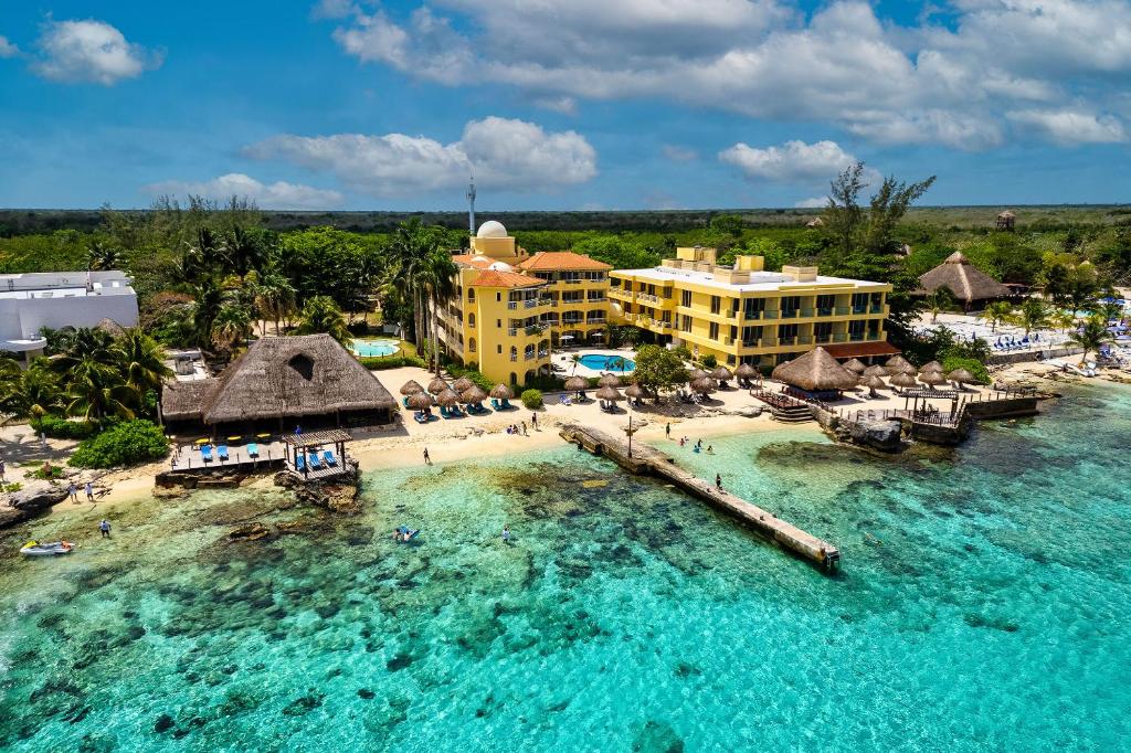 una vista aérea de un complejo en el agua en Playa Azul Cozumel en Cozumel