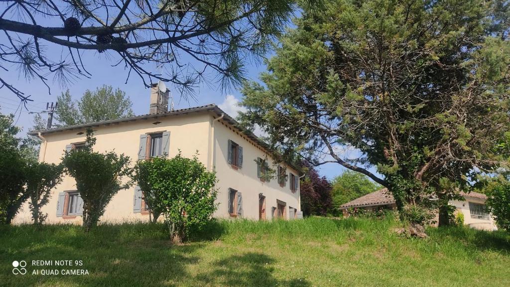 La Salvetat-Belmontet的住宿－Ferme du Bois du Pouget，树木林立的古宅