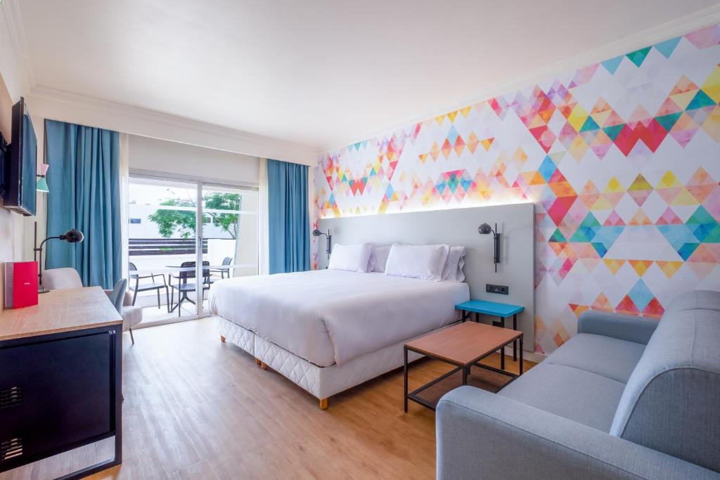 Una cama o camas en una habitación de Allegro Agadir