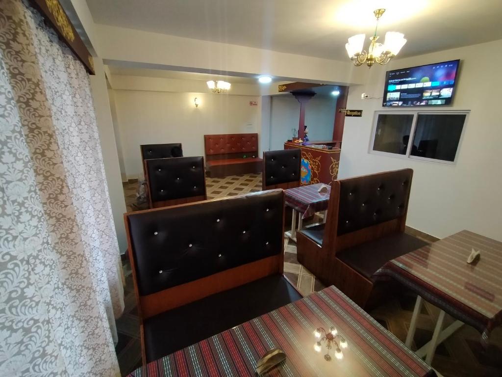 TV a/nebo společenská místnost v ubytování Sikkimese Inn