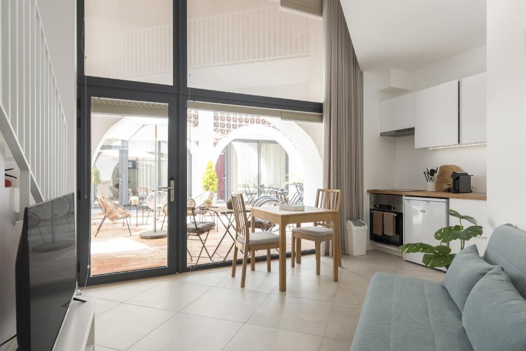 Kuchyň nebo kuchyňský kout v ubytování Madalena Village 1 - City centre by HD PROPERTIES