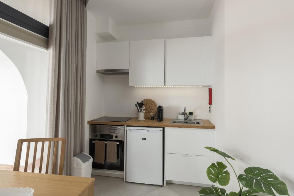 Kuchyň nebo kuchyňský kout v ubytování Madalena Village 1 - City centre by HD PROPERTIES