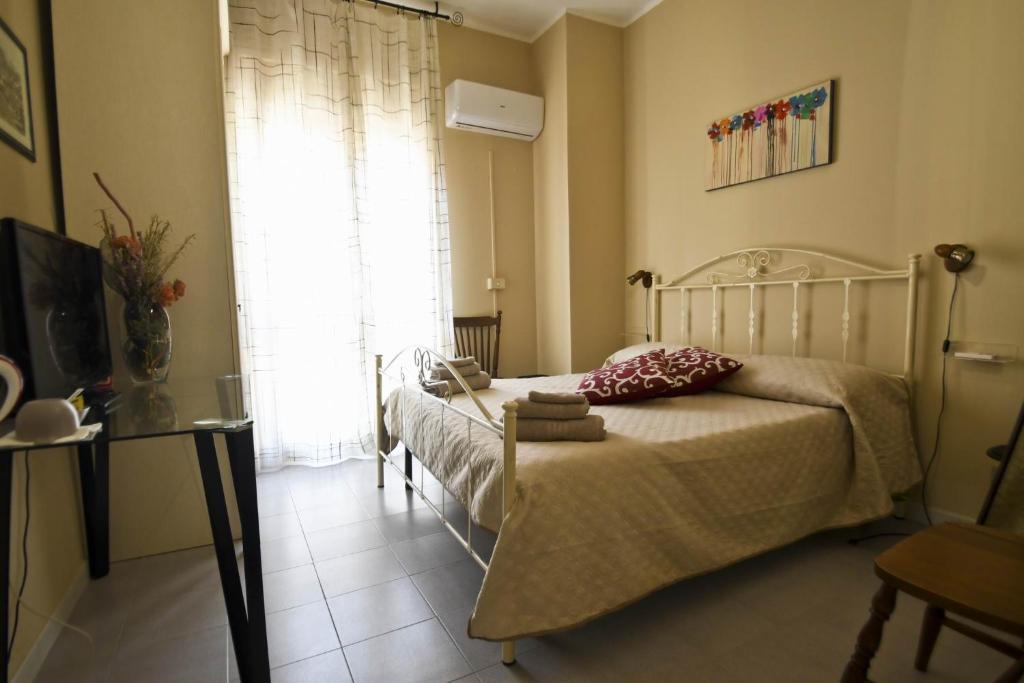 カステルサルドにあるB&B La Pianeddaの小さなベッドルーム(ベッド1台、窓付)