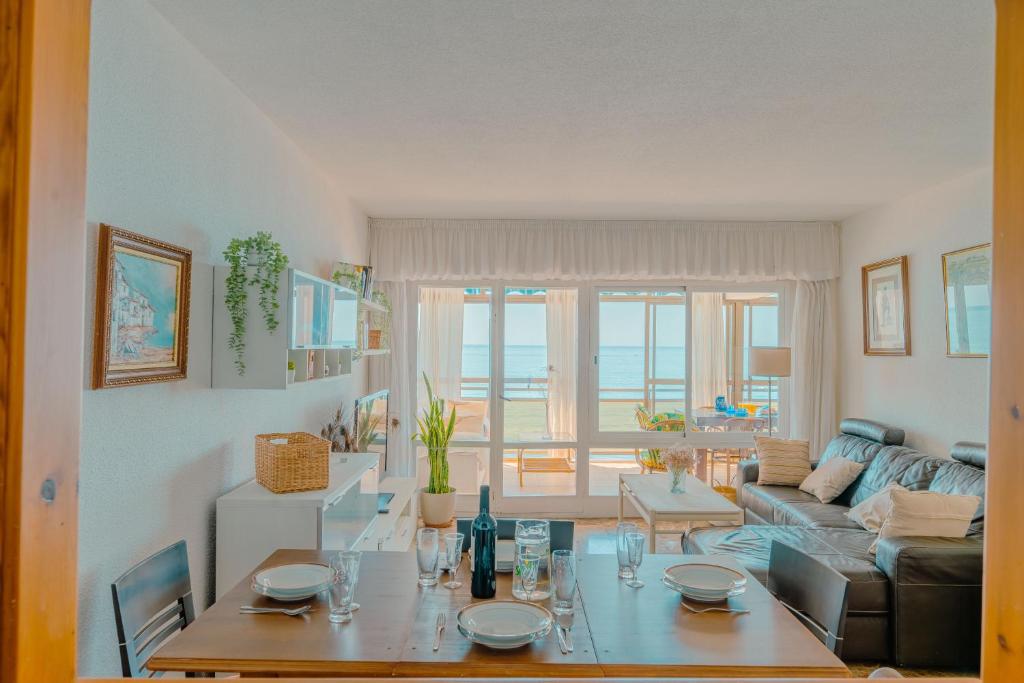 Posezení v ubytování NT Malibú Beach Stunning Sea Views