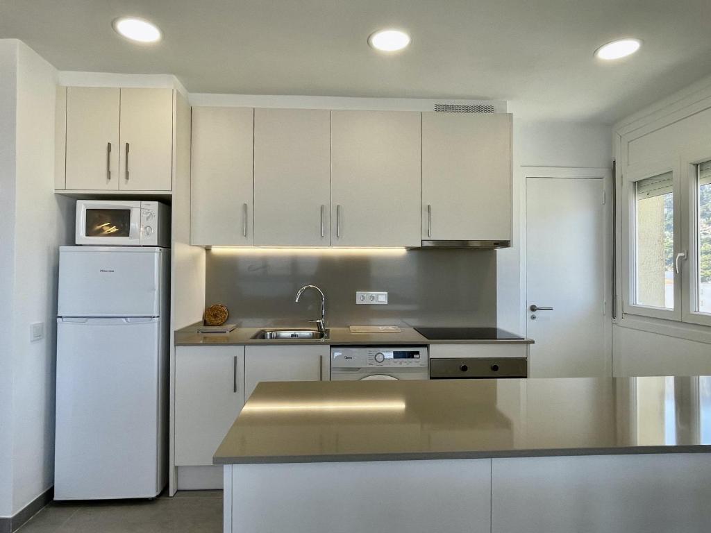 A kitchen or kitchenette at CAP CASTELL 8-A