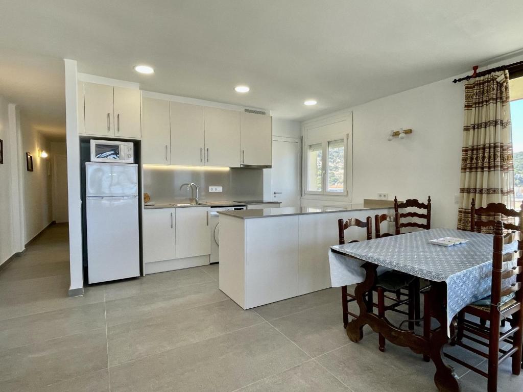 A kitchen or kitchenette at CAP CASTELL 8-A