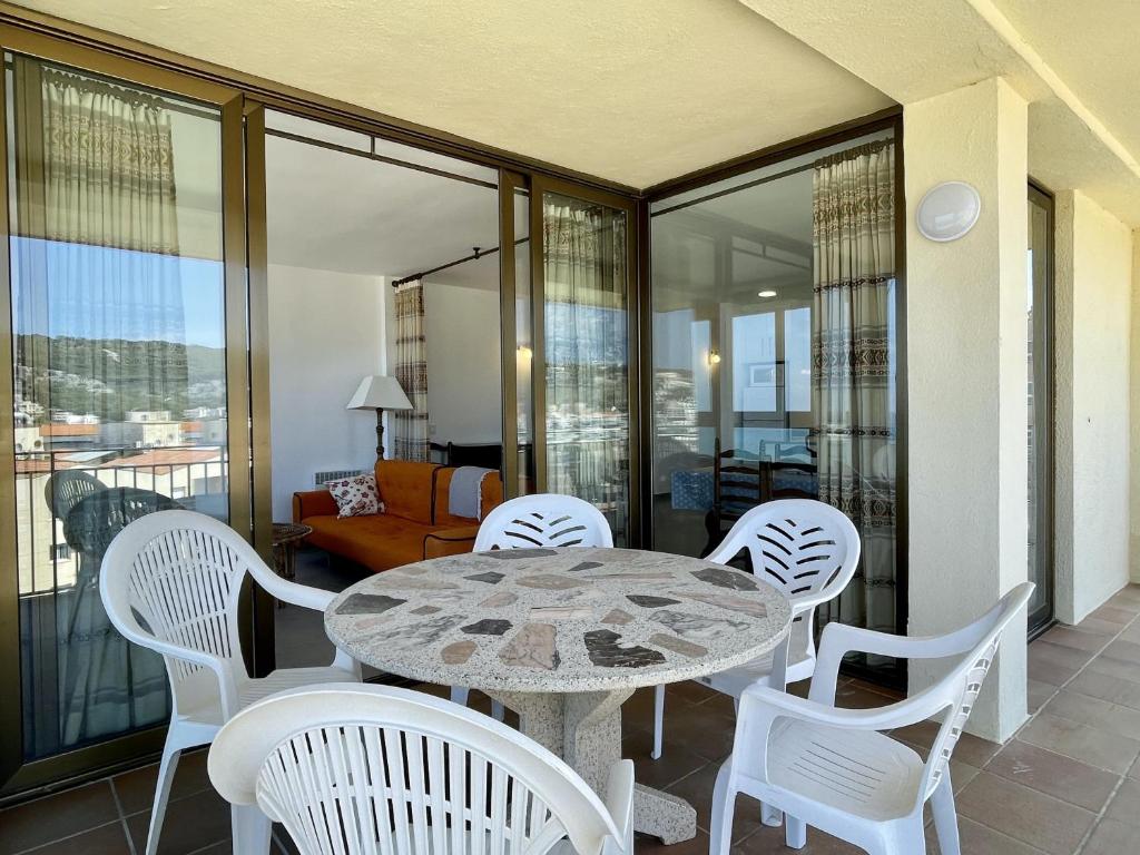 A seating area at CAP CASTELL 8-A