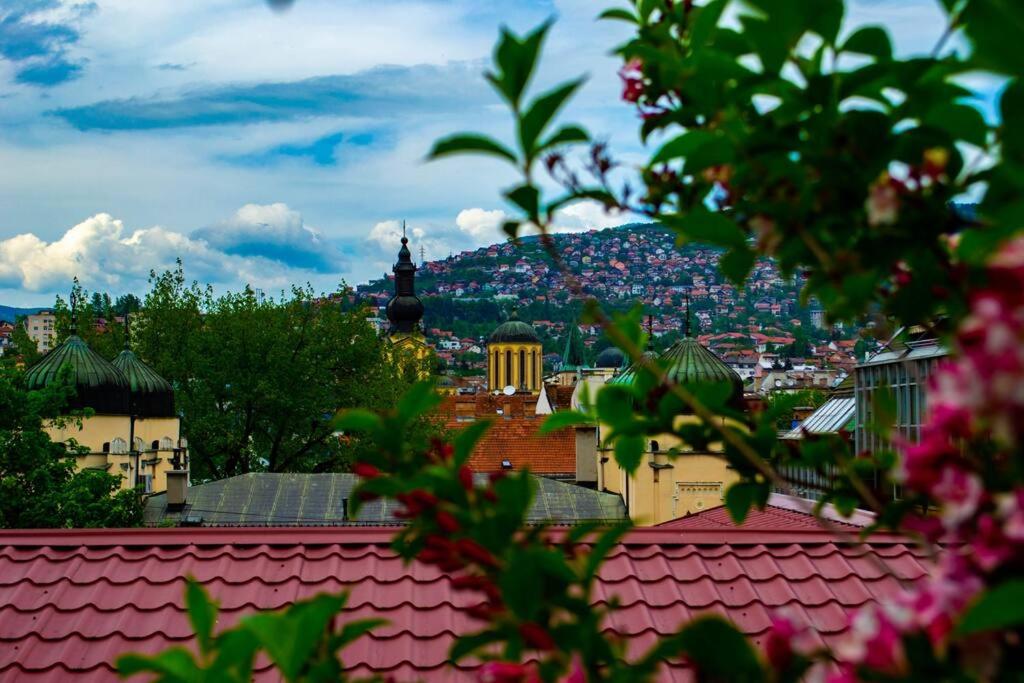 uma vista para uma cidade com edifícios e telhados em Udobna kuća u srcu starog grada & Besplatan parking! em Sarajevo