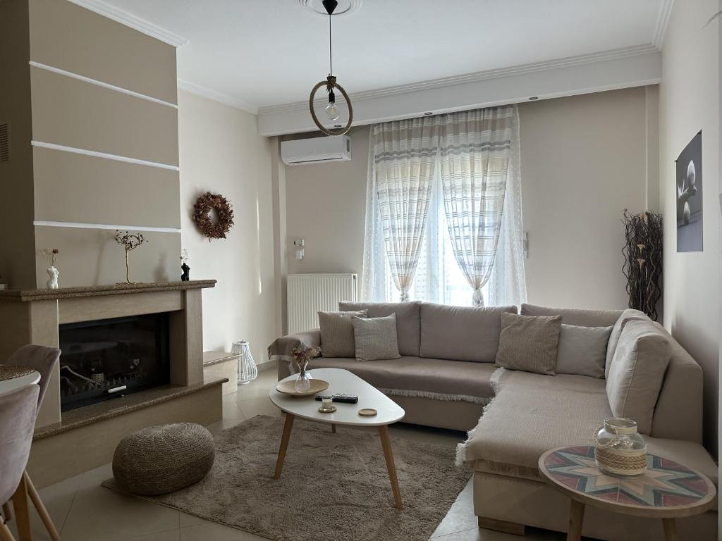 uma sala de estar com um sofá e uma mesa em Arya Guesthouse em Polígiros