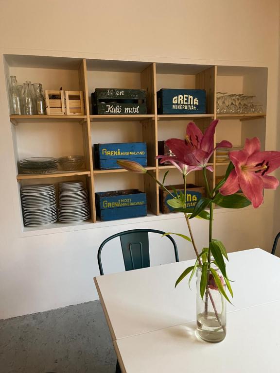 um vaso com uma flor sentada numa mesa em Room 14 - Hawkraft kulturhotel em Vestervig