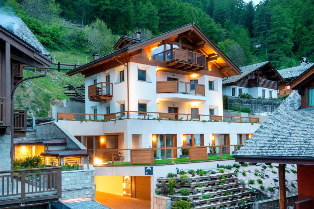 um grande edifício branco com muitas janelas em BORMIO N'JOY em Bormio