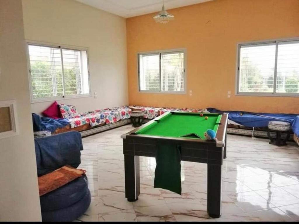 a living room with a pool table in it at Villa tofita in Casablanca