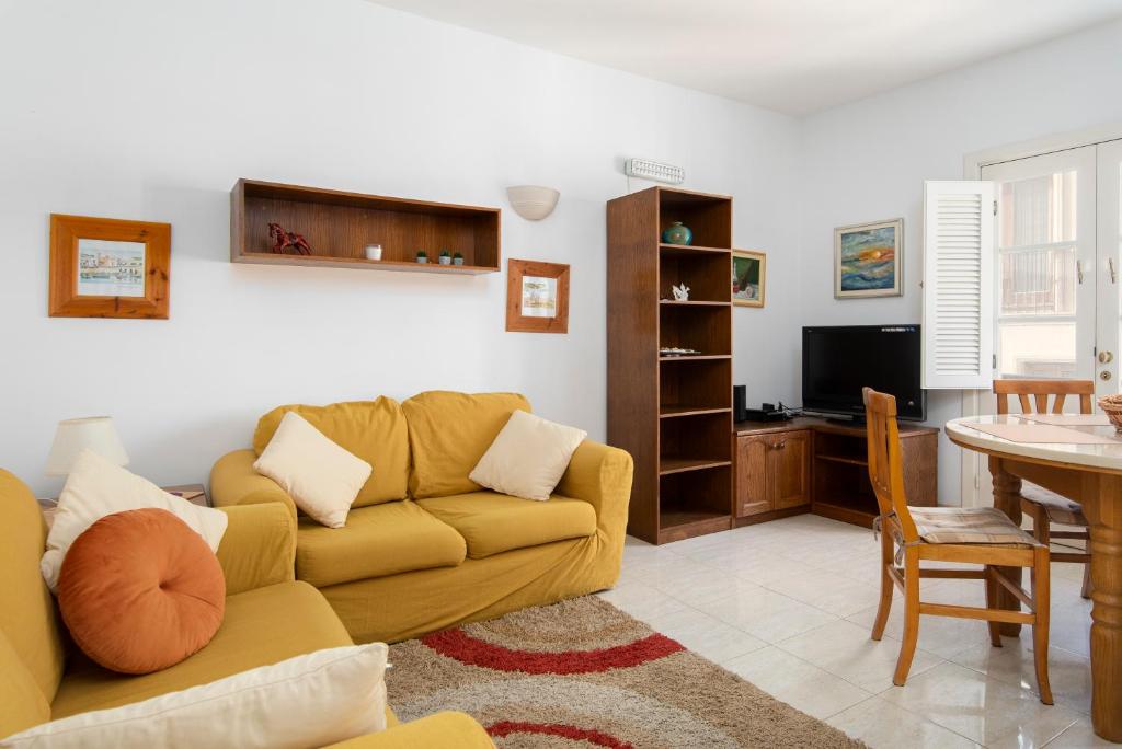 אזור ישיבה ב-Modern 2BR Apartment close to sea, in the heart of Sliema